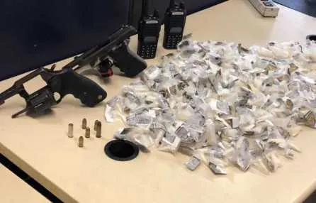  Com eles foram apreendidos uma pistola calibre 380, um revólver calibre 38, dois rádios transmissores e drogas.