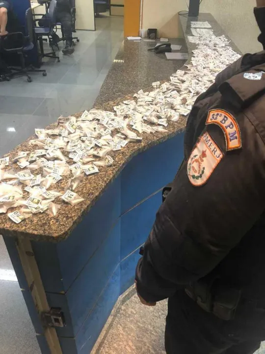 Suspeitos conseguem fugir, mas polícia apreende pinos de cocaína que estavam com eles 