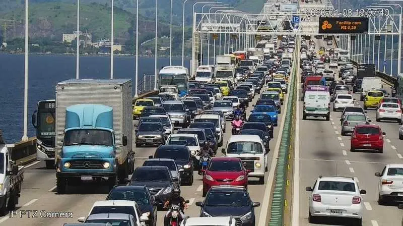 Veículos ocupam uma faixa sentido Rio