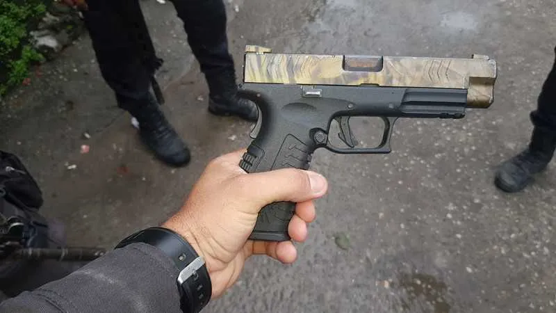 Com o suspeito, foi apreendida uma pistola calibre 9mm