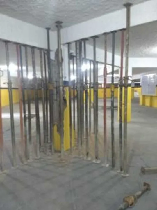 Pilar de prédio está enferrujado e não oferece segurança aos moradores do local 
