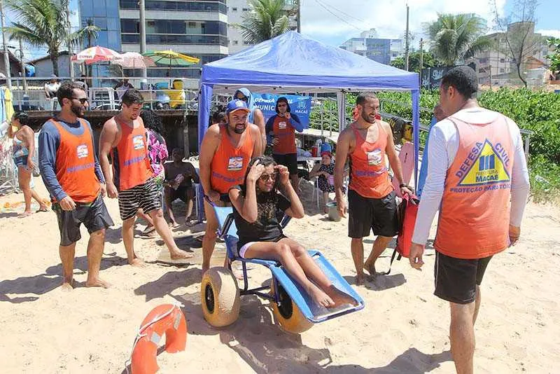Os participantes utilizam cadeiras, coletes, prancha de apoio, boia e outros equipamentos específicos para as deficiências