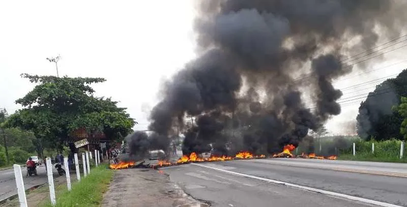 O protesto complicou o trânsito na BR-101 na direção do Espírito Santo