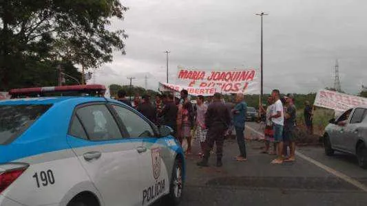 Moradores do bairro Maria Joaquina fizeram protesto na manhã deste sábado (2)