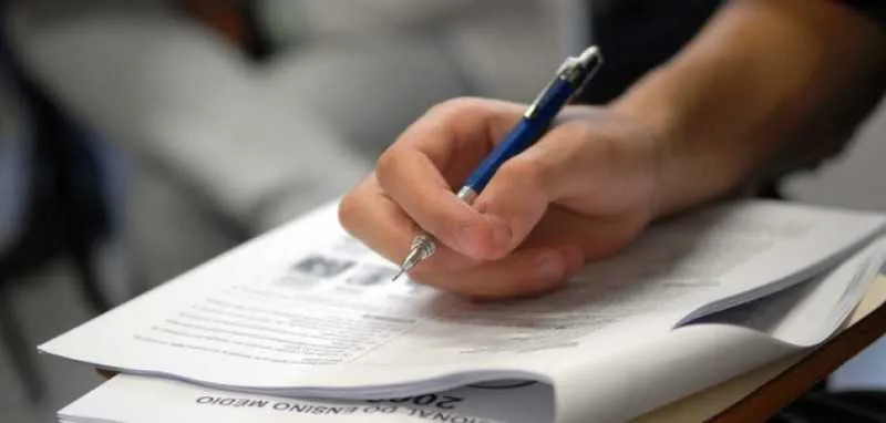 É preciso levar caneta esferográfica transparente de tinta preta ou azul, o Cartão de Confirmação de Inscrição e documento oficial