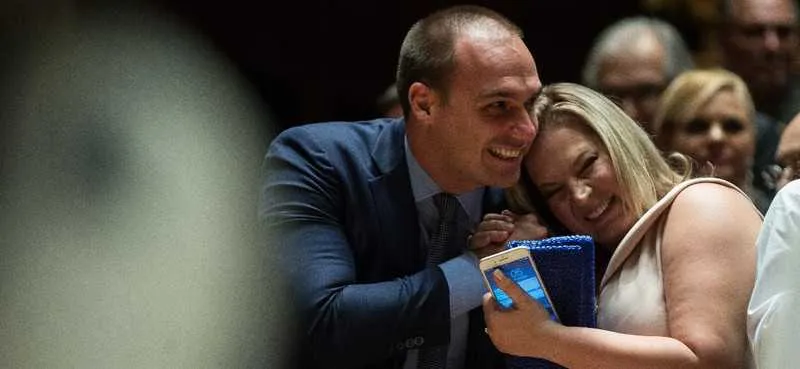 Imagem ilustrativa da imagem Eduardo Bolsonaro e Joice Hasselmann se xingam nas redes sociais