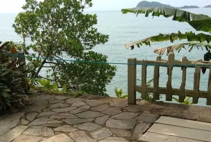 Casal caiu de uma altura de 10 metros 