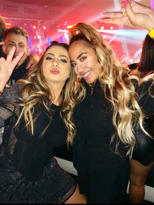 Em foto publicada por amiga, Rafaella aparece com barriguinha de grávida