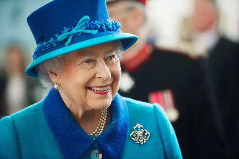 A rainha ainda pede que o profissional selecionado vá morar no Palácio de Buckingham