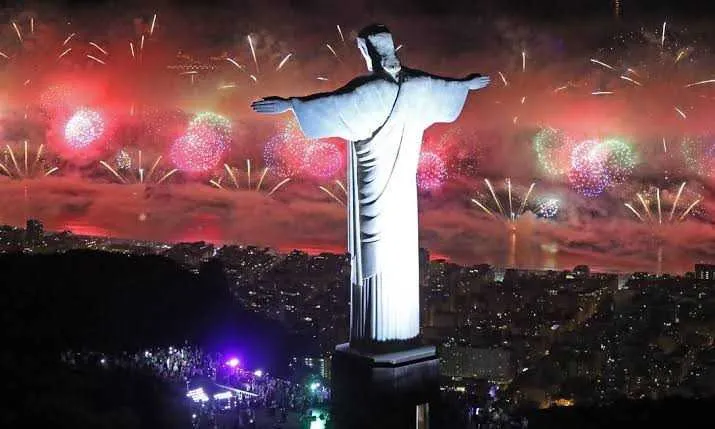 Cristo Redentor iluminado no Revellion.