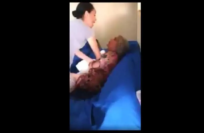 Imagem ilustrativa da imagem Cantora evangélica é flagrada agredindo a sogra de 73 anos, veja vídeo