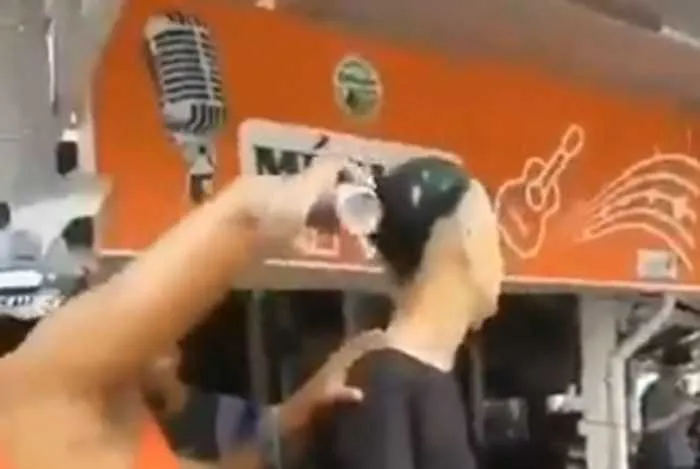 Imagem ilustrativa da imagem Milicianos proíbem jovens de pintar o cabelo de loiro no Rio