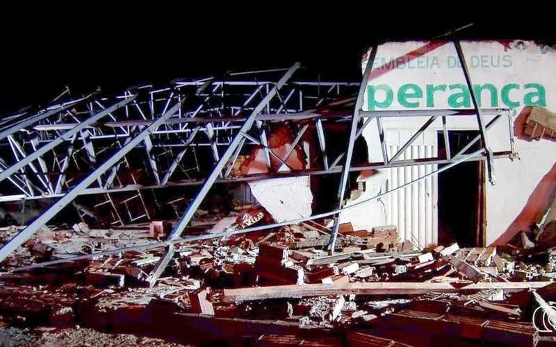 Imagem ilustrativa da imagem Temporal faz igreja desabar 3 horas antes de culto