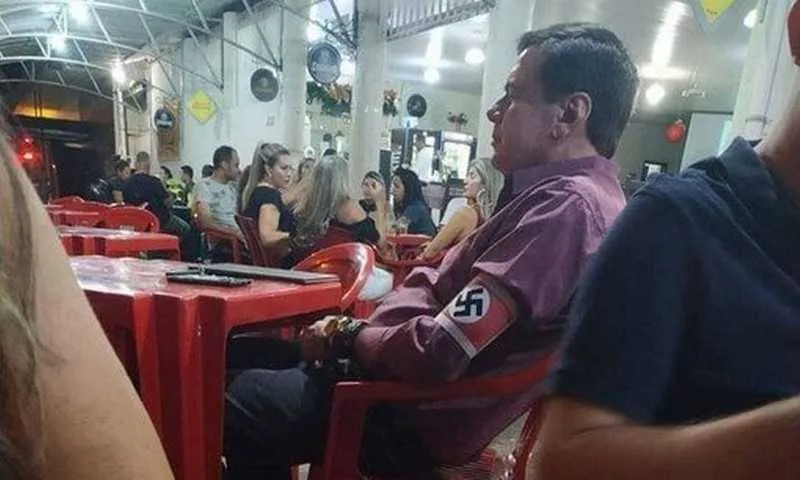 Imagem ilustrativa da imagem Homem é visto em bar com braçadeira em apologia ao nazismo
