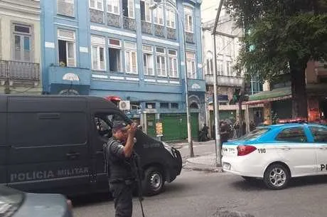 Imagem ilustrativa da imagem Homem invade bar e faz cinco reféns na Lapa, no Rio