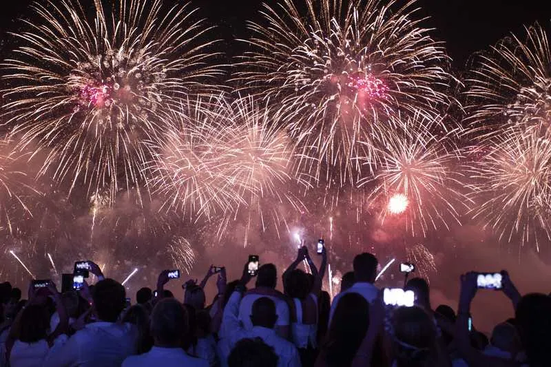 Foto de visitantes na Orla de Copacabana.