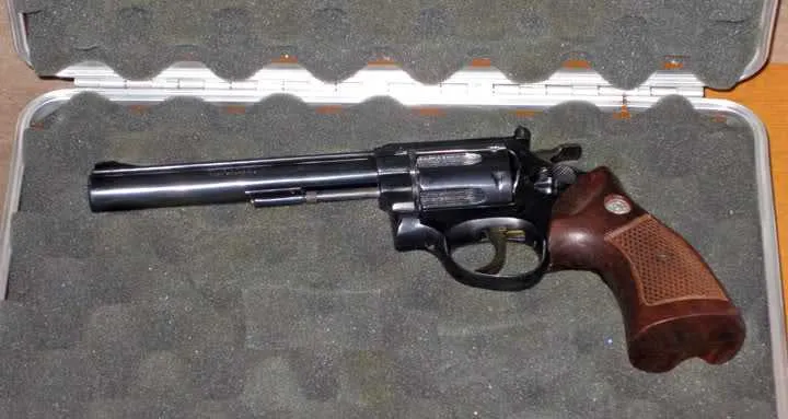 Imagem ilustrativa da imagem Garoto de 4 anos morre após arma do pai disparar durante brincadeira