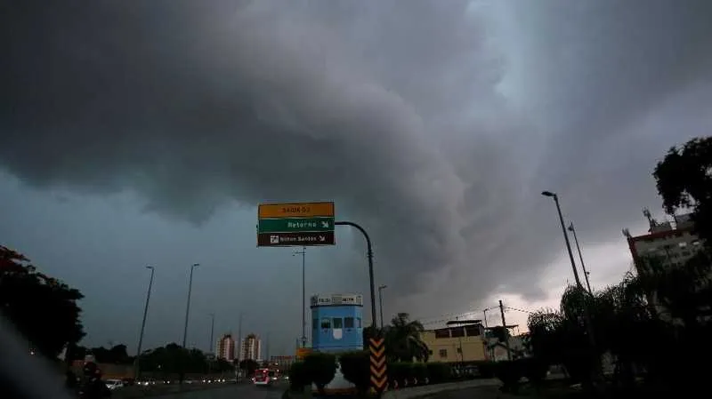 Céu encoberto a nublado com pancadas de chuva e trovoadas isoladas em toda região sudeste