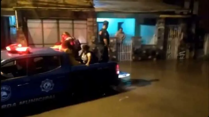 Durante o temporal desta segunda-feira, a ROMU ajudou moradores ilhados pela cidade