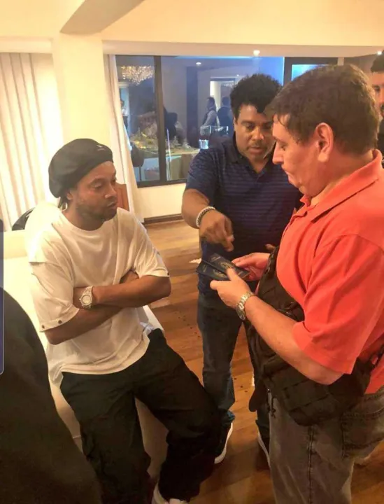 Ronaldinho e o irmão ficaram detidos e sob custódia no hotel em San Lorenzo, próximo a capital
