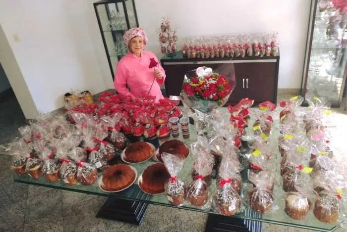 Rosinha Garotinho posa com encomendas de natal 