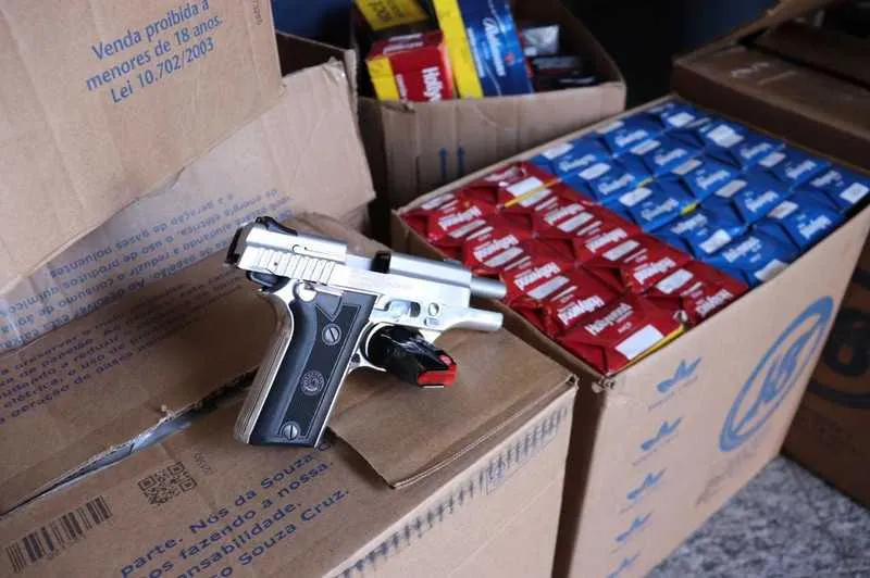 Com os suspeitos, foi encontrada uma pistola 