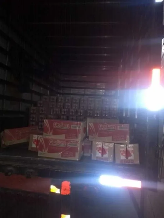 Imagem ilustrativa da imagem Polícia apreende mais de 10 mil caixas de leite e prende suspeito de roubo