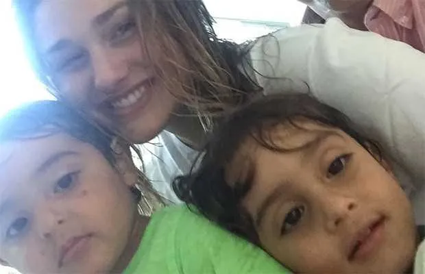 Sasha diz que sente muita falta dos seus irmãos Mikael, de 4 anos, e Davi, de 6