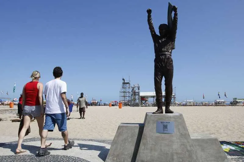 Imagem ilustrativa da imagem Calçadão de Copacabana ganha estátua em homenagem a Ayrton Senna