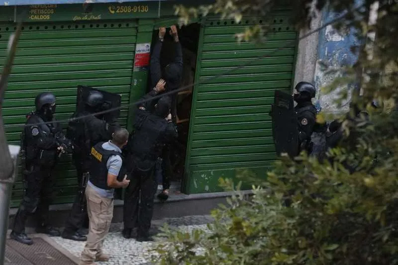 A dona do bar contou que o acusado, Danilo Macedo, chegou agitado no local, falando que iria se vingar