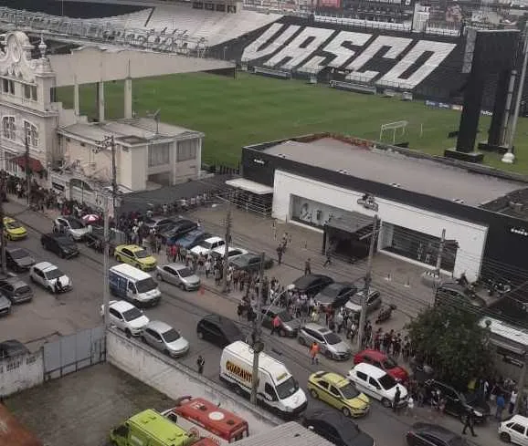 Imagem ilustrativa da imagem Sócios fazem fila em São Januário por ingressos para o jogo contra a Chape