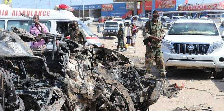 Destroços causados pela explosão do carro-bomba.