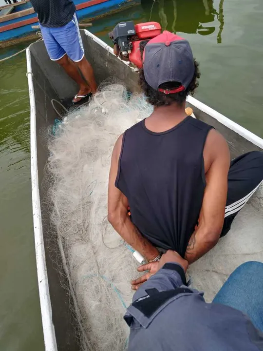 O suspeito foi preso em uma palafita na Lagoa de Araruama