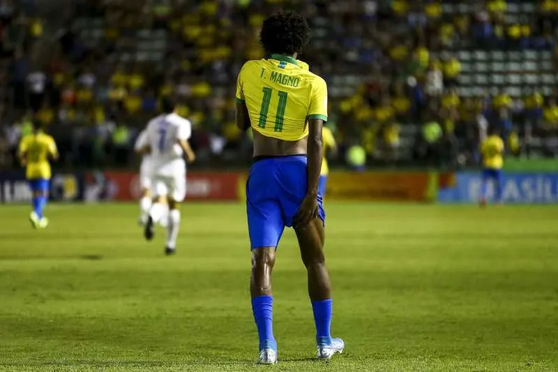 O atacante Talles Magno 