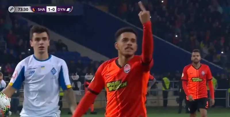 Taison ficou cansado dos insultos racistas e deu o dedo do meio para a torcida rival 