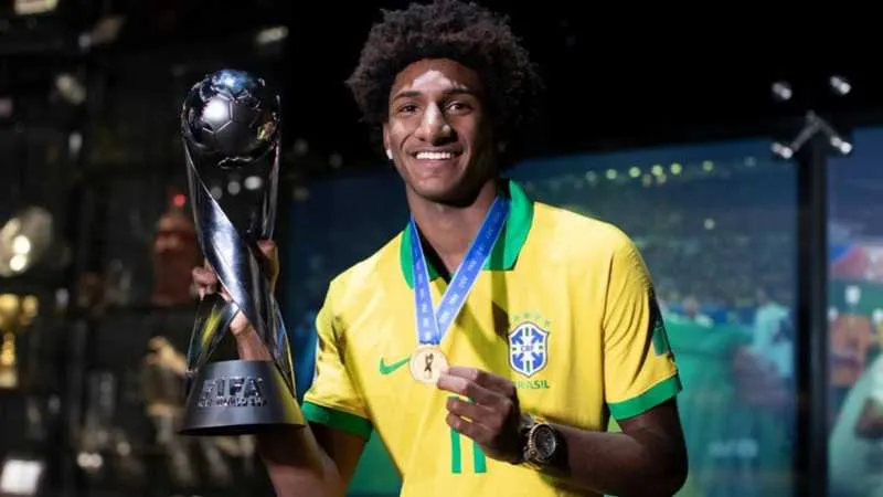 O atacante de 17 anos recebeu a medalha nesta quinta-feira