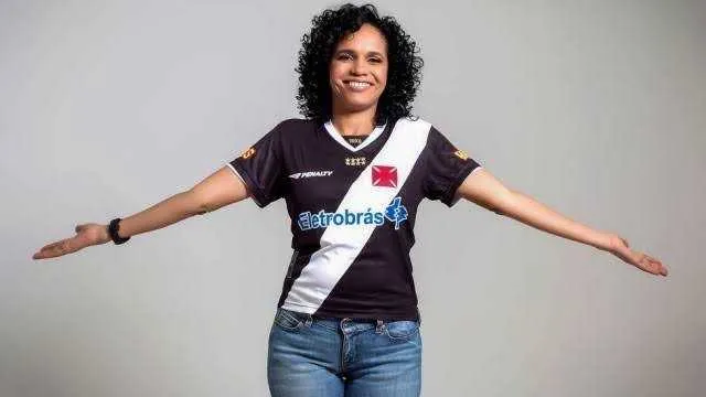 Cantora Teresa Cristina se revoltou com convite às vésperas do pré-jogo do Vasco