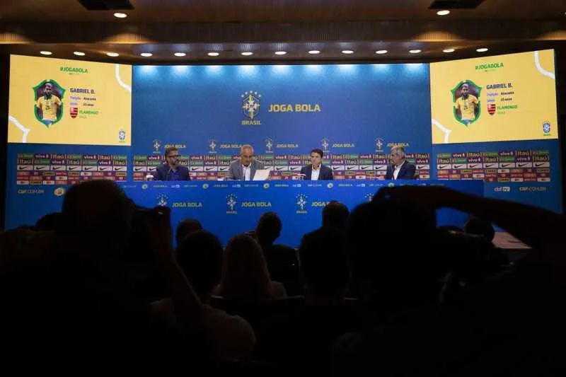 O técnico selecionou 24 jogadores que deverão se apresentar entre os dias 22 e 23 de março, em Recife 
