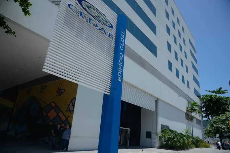 A direção das unidades e os conselhos dos pais foram orientados a avaliar condições sobre manter ou não as escolas funcionando