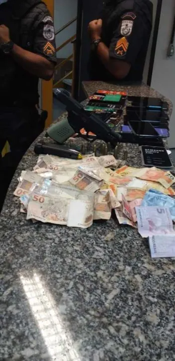 Com os criminosos foram encontrados uma pistola 9mm, dinheiro, celulares e uma bolsa roubada
