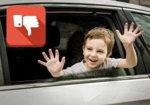 Com o carro em movimento jamais tire a criança da cadeirinha ou do bebê conforto com o veículo em movimento