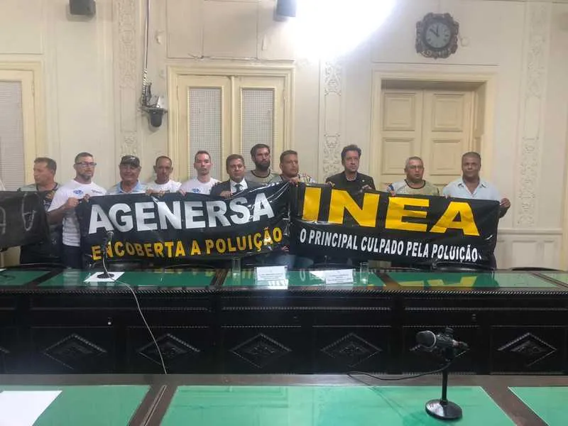 Representantes do Movimento A Lagoa é Nossa e pescadores presentes à CPI levaram uma garrafa com água turva e lodo, extraídos da lagoa de Araruama