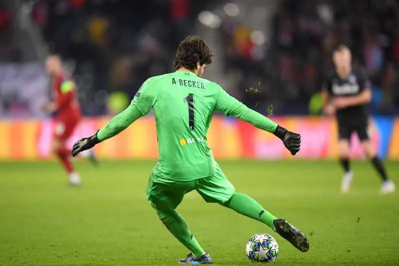 Goleiro fez grandes defesas e foi fundamental na vitória de 2 a 0, fora de casa, que garantiu os atuais campeões na próxima fase da competição continental (Foto: Liverpool/Twitter)