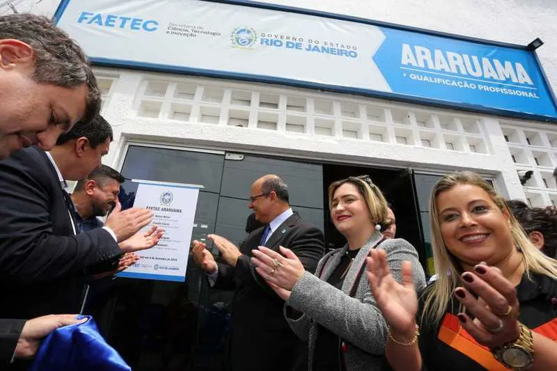 Na ocasião, o governador realizou também a entrega de cheques com verbas estaduais destinadas à Araruama para saúde, educação, agricultura e infraestrutura, totalizando mais de R$18.000.000,00. 