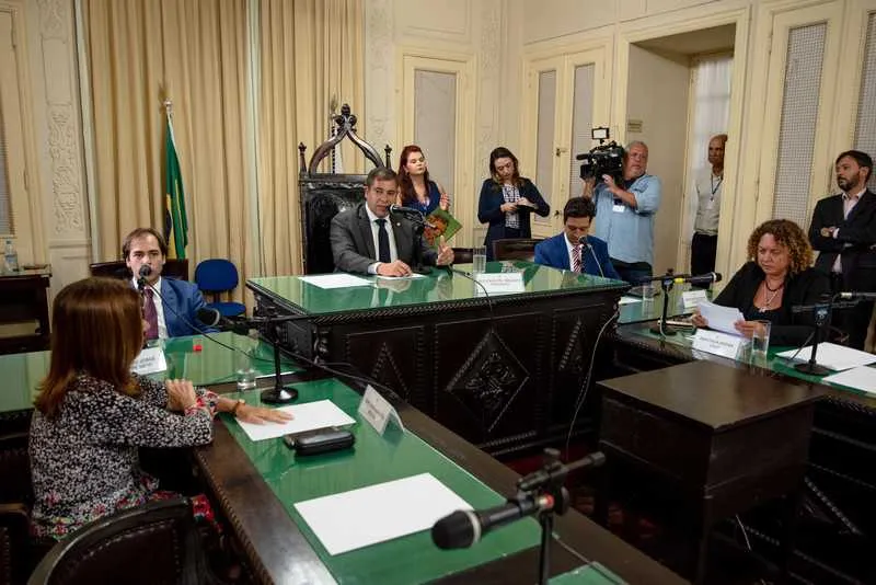 O  presidente da CPI é o deputado Dr. Serginho (PSL) 