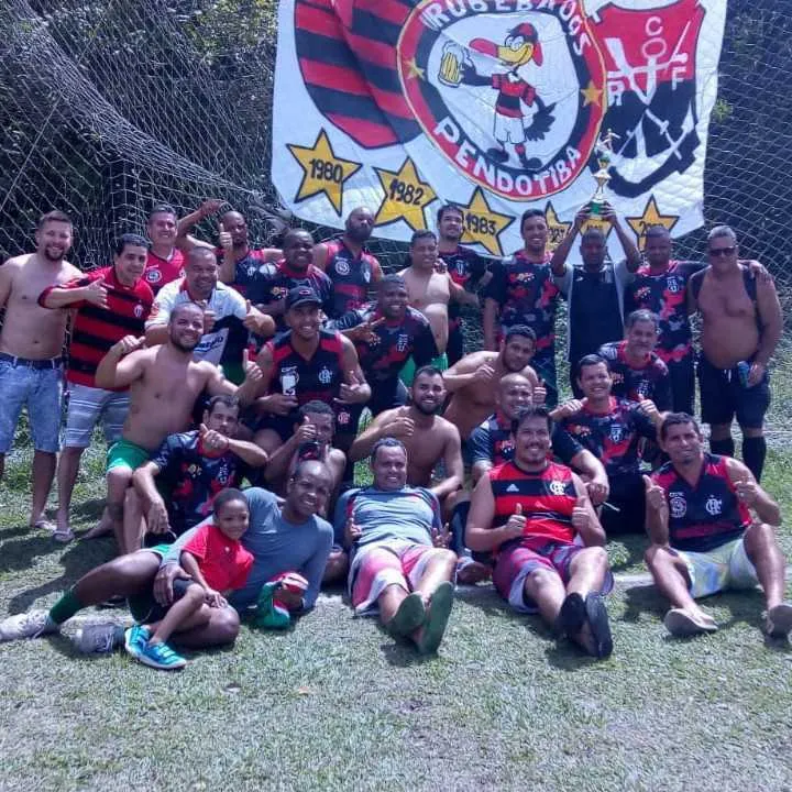 Torcida dos Urubêbados com sua bandeira.