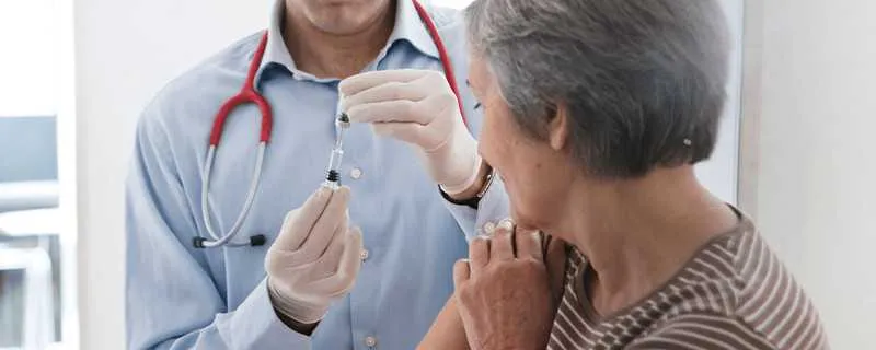 Imagem ilustrativa da imagem Campanha de vacinação contra gripe terá drive thru para idosos no Rio