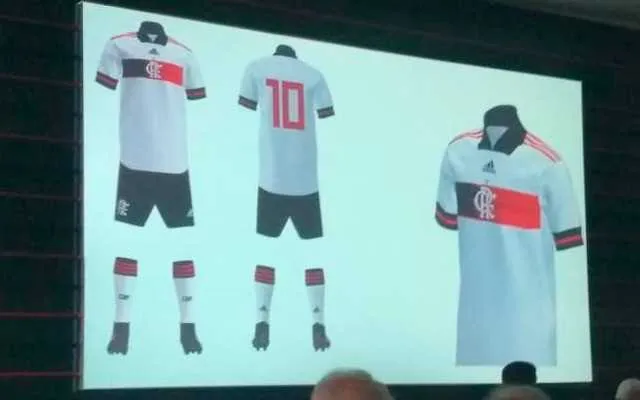 A notícia de que novos mantos rubro-negros estão sendo produzidos traz à tona outra discussão: o problema de abastecimento da Adidas.