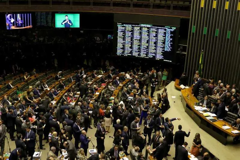 A votação ocorreu de forma simbólica, sem registro em painel
