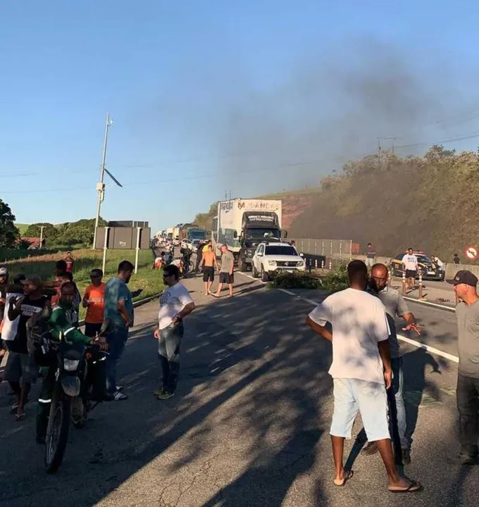 As duas pistas estão fechadas e com mais de 2km de congestionamento